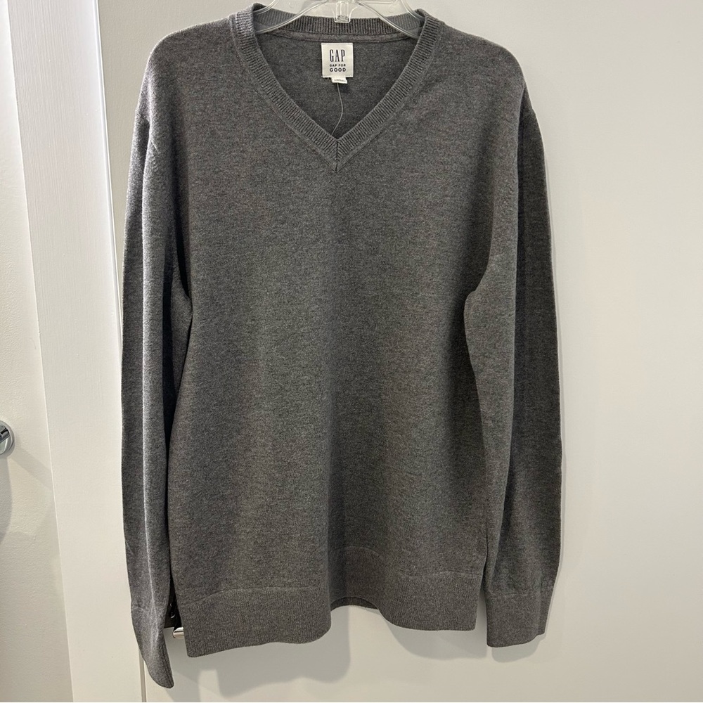 NWT Gap men’s v-neck cotton sweater in gray, size small